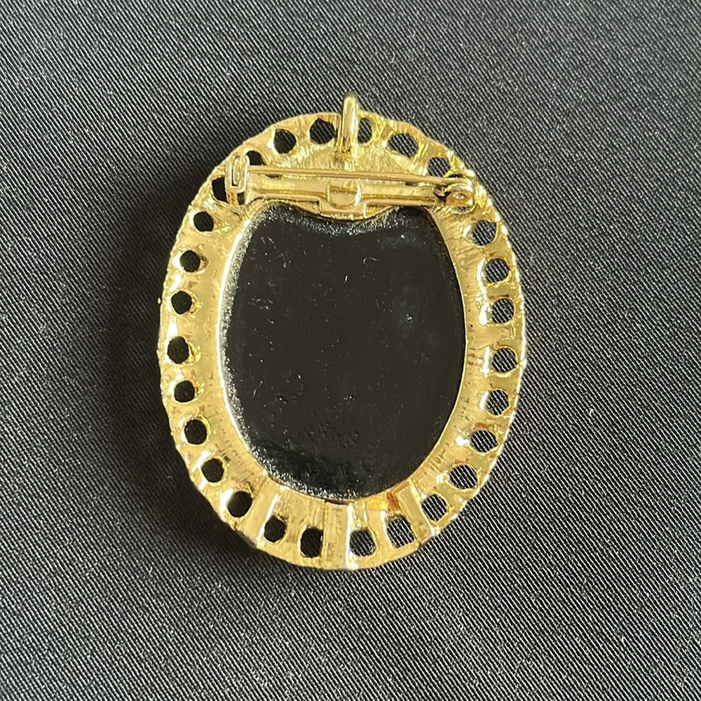 Vintage EUC goldtone acrylic brooch or pendant w/ flowers & scalloped setting - Picture 2 of 5